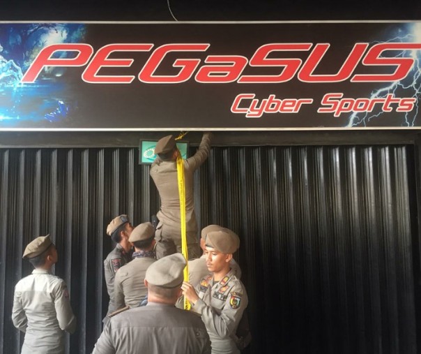 Warnet Pegasus disegel petugas Satpol PP Pekanbaru, Rabu (15/1/2020). Foto: Riau1.