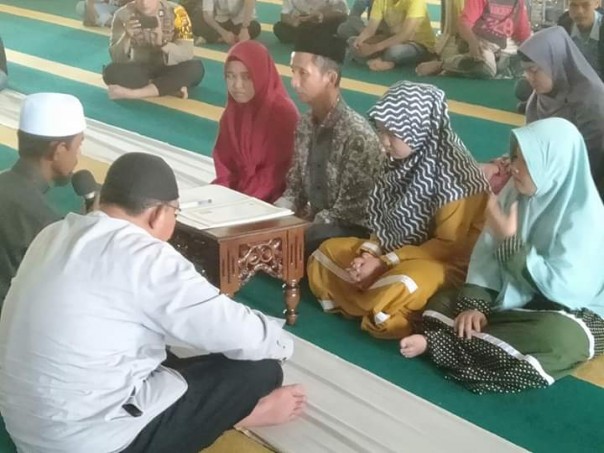 Santoso dan ketiga putrinya saat akan mengucap dua kalimat syahadat di mesjid agung darul ulum selatpanjang