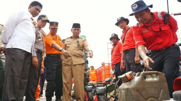 Bupati Pelalawan, HM Harris saat meninjau sejumlah peralatan BPBD untuk pemadaman karhutla tahun 2019 silam