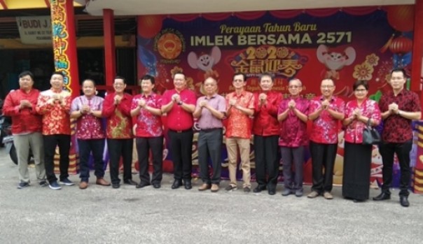 Ketua Panitia Imlek Bersama 2020 Anton Tanusina (tengah), Penasihat PSMTI Riau Peng Suyoto (enam dari kiri), PIC Humas Imlek Bersama 2020 Ket Tjing (empat dari kiri) serta para panitia Imlek Bersama 2020 di Kampung Tionghoa Melayu Pekanbaru (foto: barkah/riau1.com)