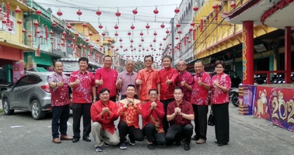 Ketua Panitia Imlek Bersama 2020 Anton Tanusina, Penasihat PSMTI Riau Peng Suyoto, PIC Humas Imlek Bersama 2020 Ket Tjing serta para panitia Imlek Bersama 2020 di Kampung Tionghoa Melayu Pekanbaru (foto: barkah/riau1.com)