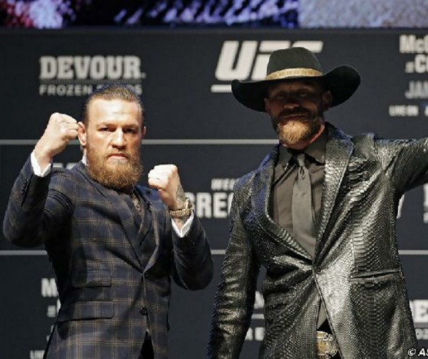 Conor McGregor dan Donald Cerrone berpose dalam jumpa pers. Foto: AP Photo.