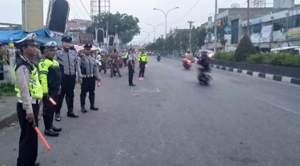 Petugas gabungan Satlantas Polresta Pekanbaru dan Dishub Pekanbaru melakukan penertiban di depan Pasar Cik Puan