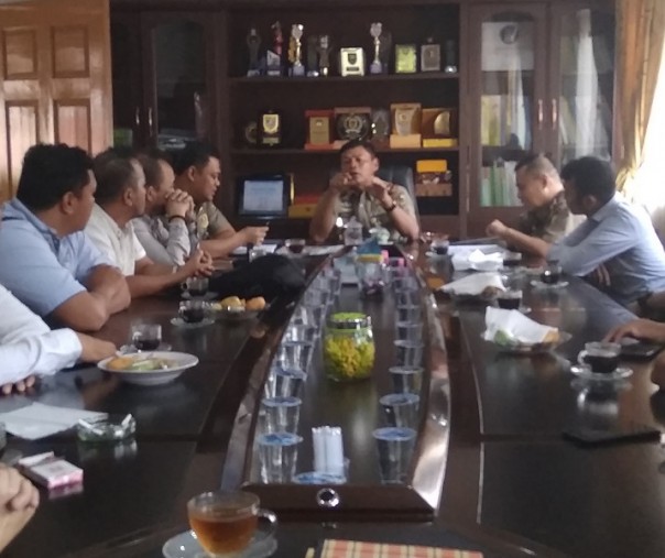 Pertemuan Kasatpol PP Pekanbaru Agus Pramono dengan 15 pemilik warnet, Jumat (17/1/2020). Foto: Surya/Riau1.