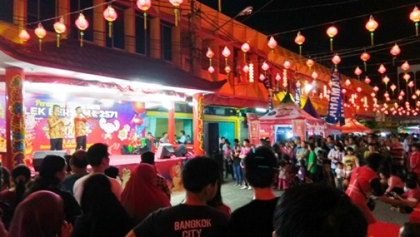 Suasana di Kampung Tionghoa Melayu Pekanbaru saat malam pertama Bazar Imlek 2020 (foto: barkah/riau1.com)