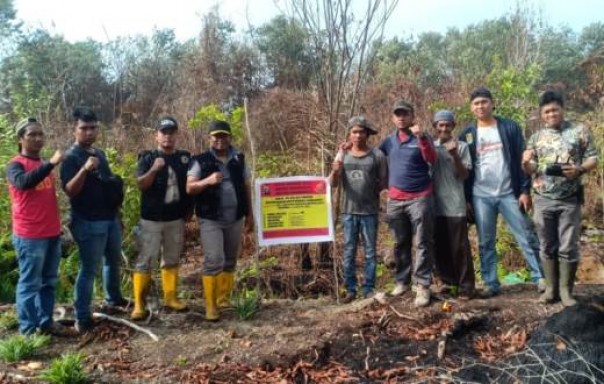 Petugas Satreskrim Polres Bengkalis menyegel lahan gambut yang terbakar