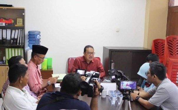 Ketua Pengprov PBVSI Riau, Burhanuddin Husin (kemeja merah)