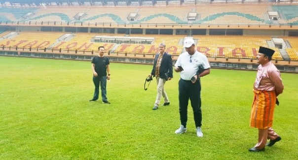 Kepala Dispora Riau, Doni Aprialdi mendampingi sejumlah investor asing saat meninjau Stadion Utama Riau
