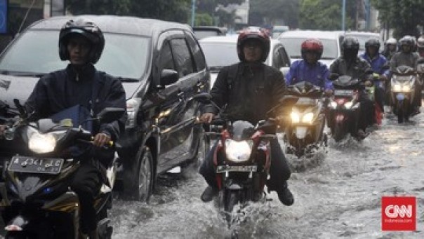 Hujan deras mengguyur Jakarta sekitarnya menyebabkan banjir di ruas jalan, Sabtu pagi. 