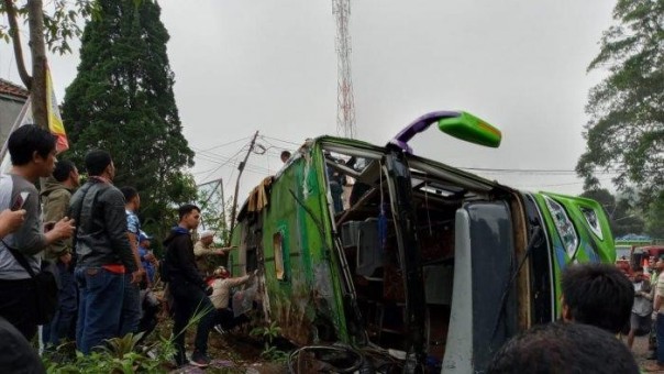 Bus Wisata Terbalik di Subang, Menewaskan Delapan Orang