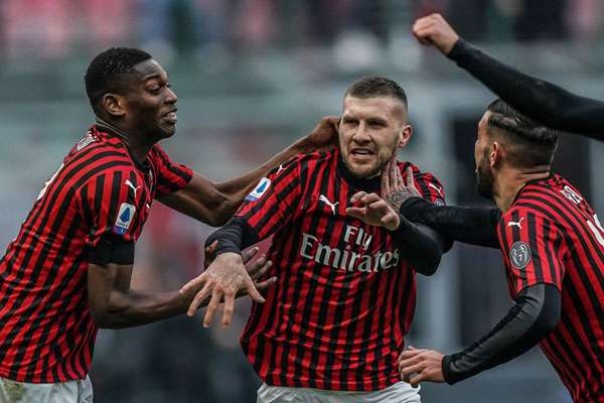 Pemain AC Milan Ante Rebic (tengah) usai mencetak gol ke gawang Udinese.