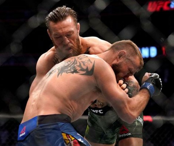 Aksi Conor McGregor saat melawan Donald Cerrone dalam pertarungan UFC