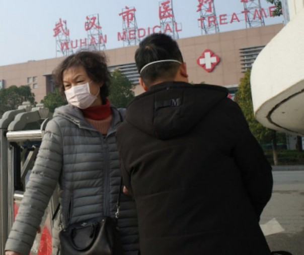 Dua orang warga usai menjalani perawatan di Pusat Perawatan Medis Wuhan, China. Foto: AFP.