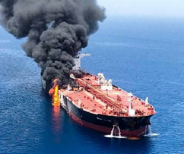 Serangan pada dua kapal tanker minyak pada hari Kamis di Teluk Oman menyebabkan salah satu kapal terbakar. Foto: Reuters.