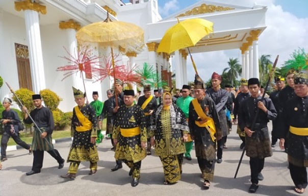 Bupati Bengkalis, Amril Mukminin bersama istri menerima penabalan gelar adat dari LAM Bengkalis