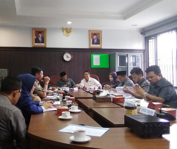Rapat dengar pendapat Komisi DPRD Pekanbaru bersama Kepala Satpol PP dan Sekretaris DPMPTSP, Selasa (21/1/2020). Foto: Surya/Riau1.