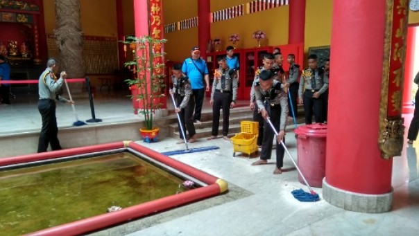 Sejumlah siswa SPN Polda Riau menggelar gotong royong di Vihara Kwan Tee Kong Bio Pekanbaru (foto: barkah/riau1.com)