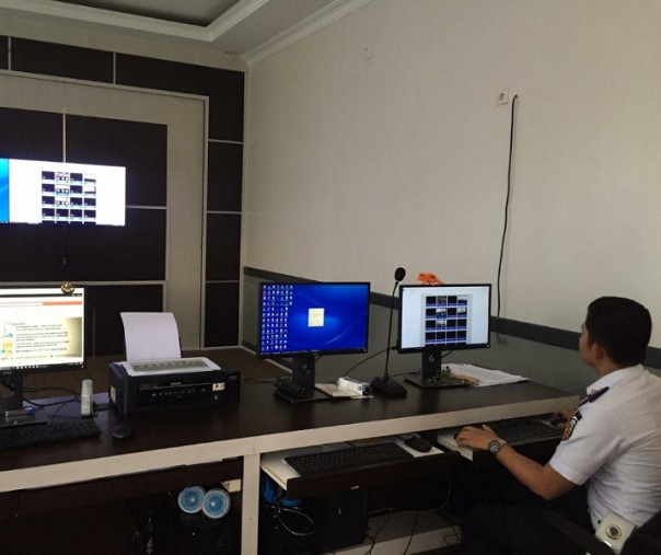 Petugas Dishub Pekanbaru saat memantau kendaraan yang berhenti di persimpangan lampu merah Jalan Imam Munandar. Foto: Riau1.