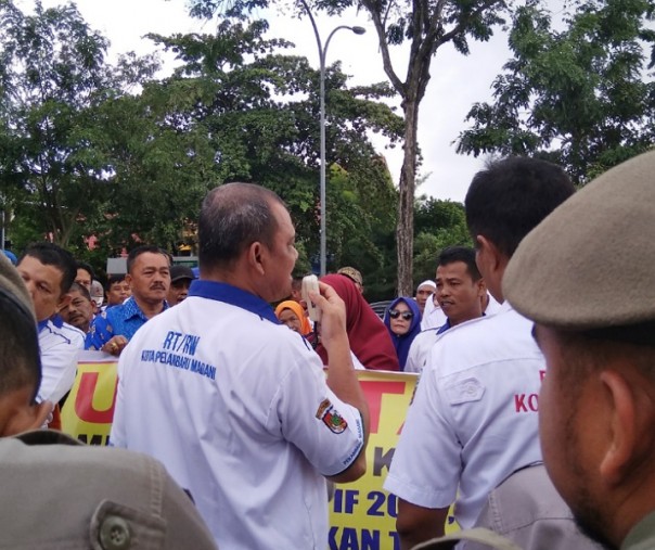 Para ketua RT dan RW saat berunjuk rasa di depan Kantor Wali Kota Pekanbaru, Rabu (22/1/2020). Foto: Surya/Riau1. 