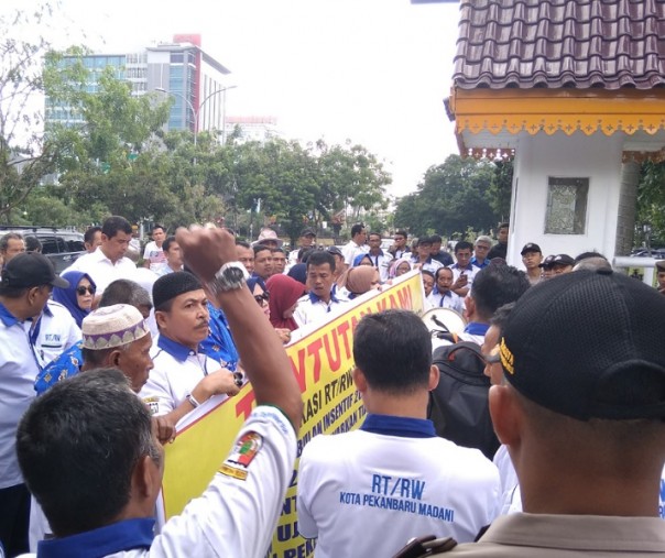 Aksi unjuk rasa forum ketua RT dan RW di depan kantor wali kota Pekanbaru, Rabu (22/1/2020). Foto: Surya/Riau1.