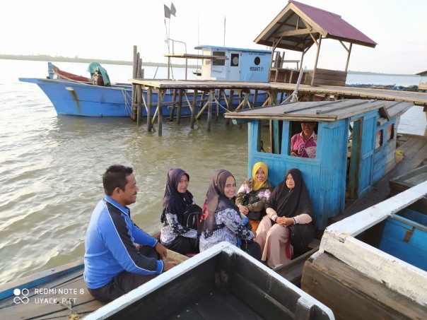 Guru SDN 10 Lukun, Dusun Keridi Desa Bathinsuir saat bersiap pergi mengajar.