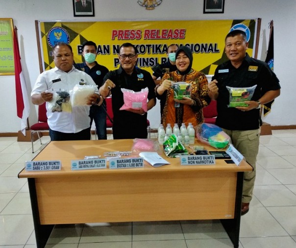 Brigjen Untung didampingi jajarannya saat ekspose kasus RAW, Kamis siang di kantor BNN Riau.