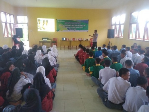 Pihak BPJS Ketenagakerjaan KCP Inhil saat memberikan sosialisasi di SMKN 1 Tembilahan Hulu