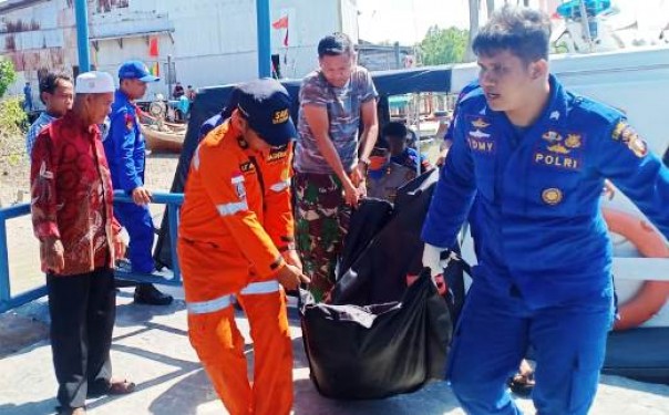 Proses evakuasi salah satu jasad TKI korban speedboat tenggelam di Rupat Utara