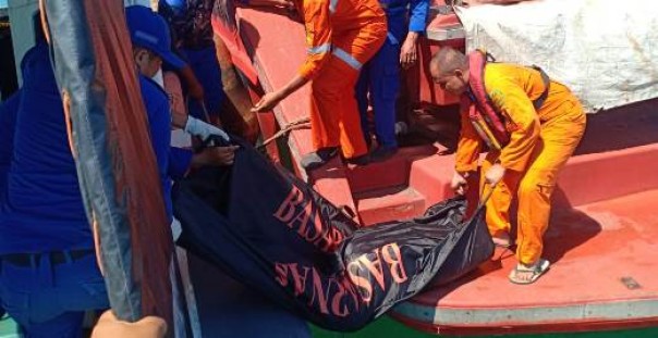 Proses evakuasi salah satu jasad TKI korban speedboat tenggelam di Rupat Utara