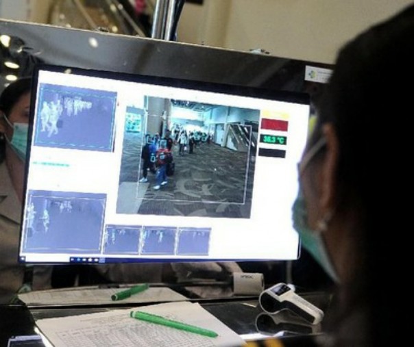 Pemantauan virus Corona di Bandara Ngurah Rai, Bali. Foto: Antara.