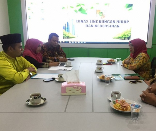 Pertemuan DLHK Pekanbaru dengan Dinas Perkim LH Padang Panjang, Jumat (24/1/2020). Foto: Riau1.