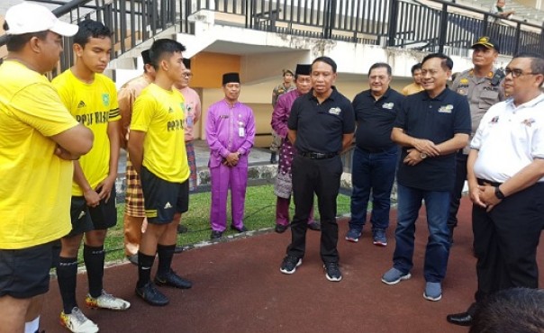 Menpora RI Zainudin Amali didampingi Wagubri Edy Natar Nasution saat meninjau Stadion Utama Riau