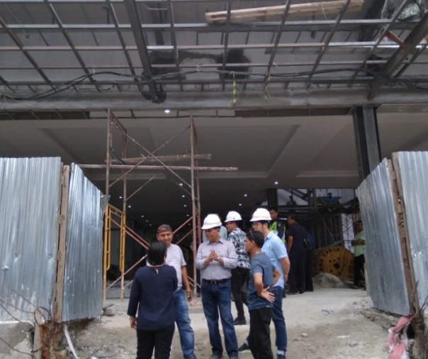 Manajer proyek dan pihak PT MPP, pengelola Sukaramai Trade Center berbincang usai kunjungan wali kota Pekanbaru. Foto: Surya/Riau1.