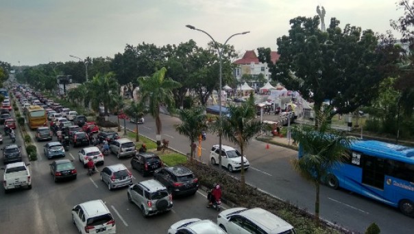 Kondisi Jalan Sudirman menuju Bandara SSK II Pekanbaru macet total (foto: barkah/riau1.com)