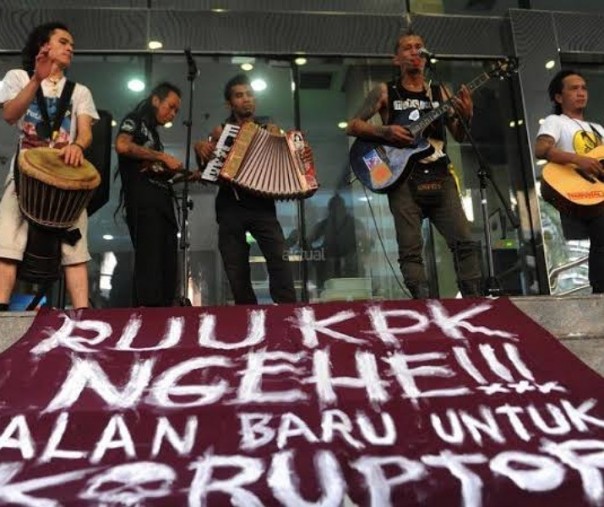 Boy Marjinal (tengah) saat memainkan alat musik Akordion bersama band Marjinal di gedung KPK (Foto: Istimewa/internet)