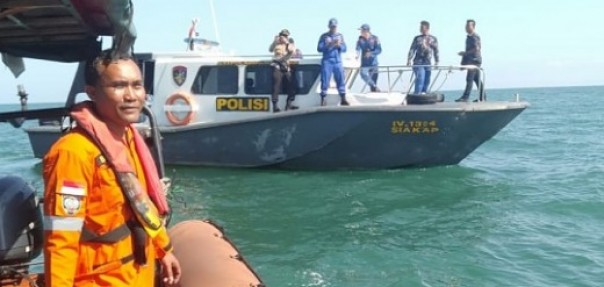 Tim SAR melakukan pencarian korban tenggelam speedboat di perairan Rupat Utara