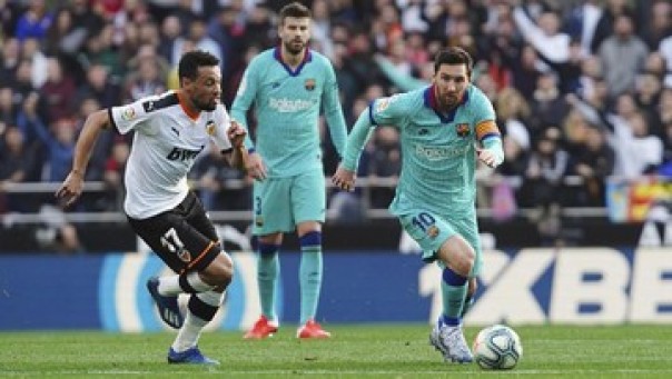 Lionel Messi Cs dikalahkan pemain Valencia, Sabtu malam. 