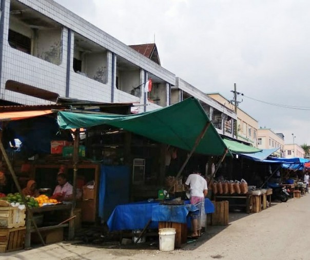 Pedagang berjualan di badan Jalan Agus Salim akan digusur dalam tahun ini. Foto: Surya/Riau1.