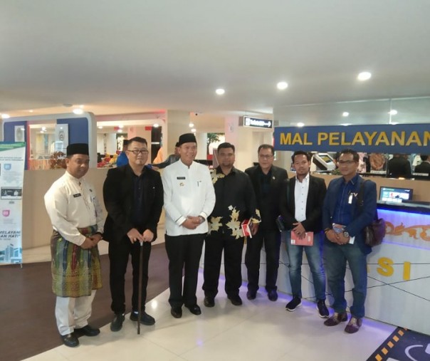 Menteri Pelancongan, Warisan, dan Kebudayaan Negeri Malaka Dato Muhammad Jailani bin Khamis bersama Wali Kota Pekanbaru Firdaus di Mal Pelayanan Publik, Jumat (26/1/2020). Foto: Istimewa.