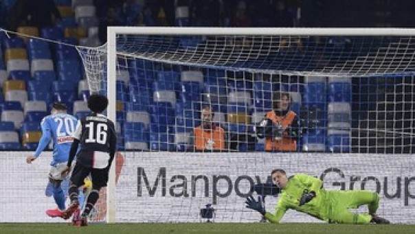 Napoli kalahkan Juventus 2-1, Minggu malam. 