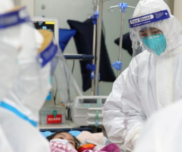 Aktivitas tim medis Rumah Sakit Wuhan, China saat merawat pasien terjangkit virus corona. Foto: The Central Hospital of Wuhan/Reuters.