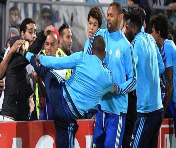 Patrice Evra saat melesatkan tendangan kungfu (Foto: istimewa/internet)