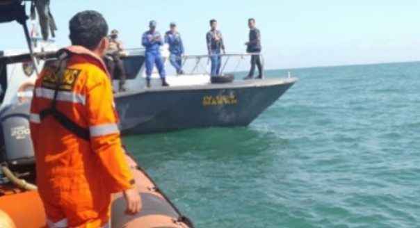 Tim melakukan pencarian korban speedboat karam di perairan Rupat Utara