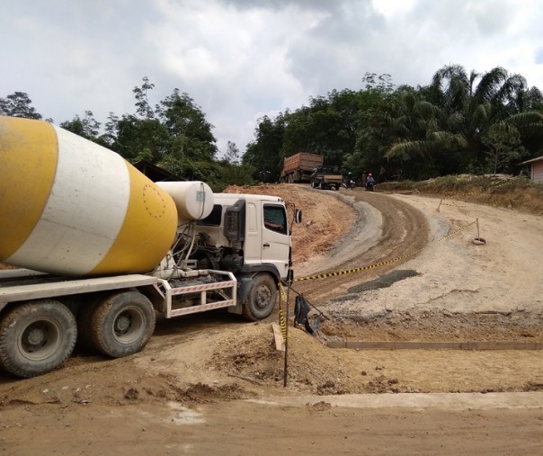 Truk bermuatan semen cair saat menanjak ke jalan alternatif di Jalan Badak Ujung, Kecamatan Tenayan Raya, Pekanbaru. Foto: Surya/Riau1.