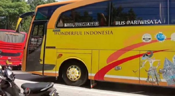 Bus wisatawan asal China saat tiba di Kabupaten Tanah Datar, Sumatera Barat, Senin. 