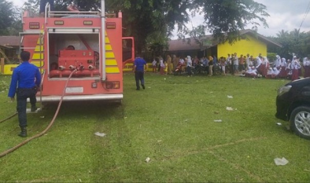 Satu mobil damkar tiba di SDN 004 Gunung Toar Kuansing