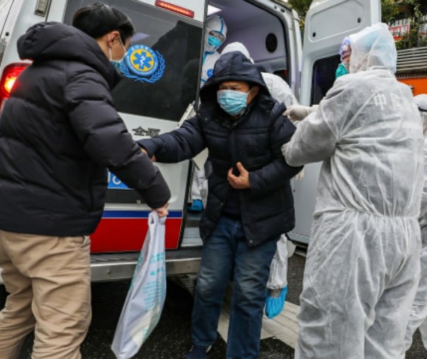 Petugas medis membawa pasien di Wuhan di Provinsi Hubei, China. Foto: STR/AFP.