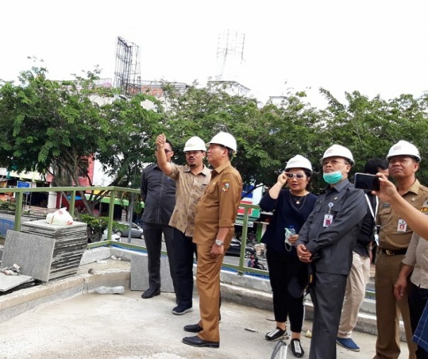 Kepala Cabang PT Makmur Papan Permata, Suryanto, pengelola STC, menjelaskan progres pembangunan ke Wali Kota Pekanbaru Firdaus pada November 2019 lalu. Foto: Istimewa.