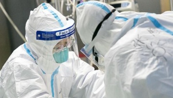 Petugas sedang memeriksa korban virus corona di China. 
