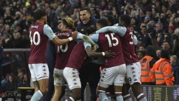 Pemain Aston Villa meluapkan kegembiraannya usai kalahkan Leicester City. 